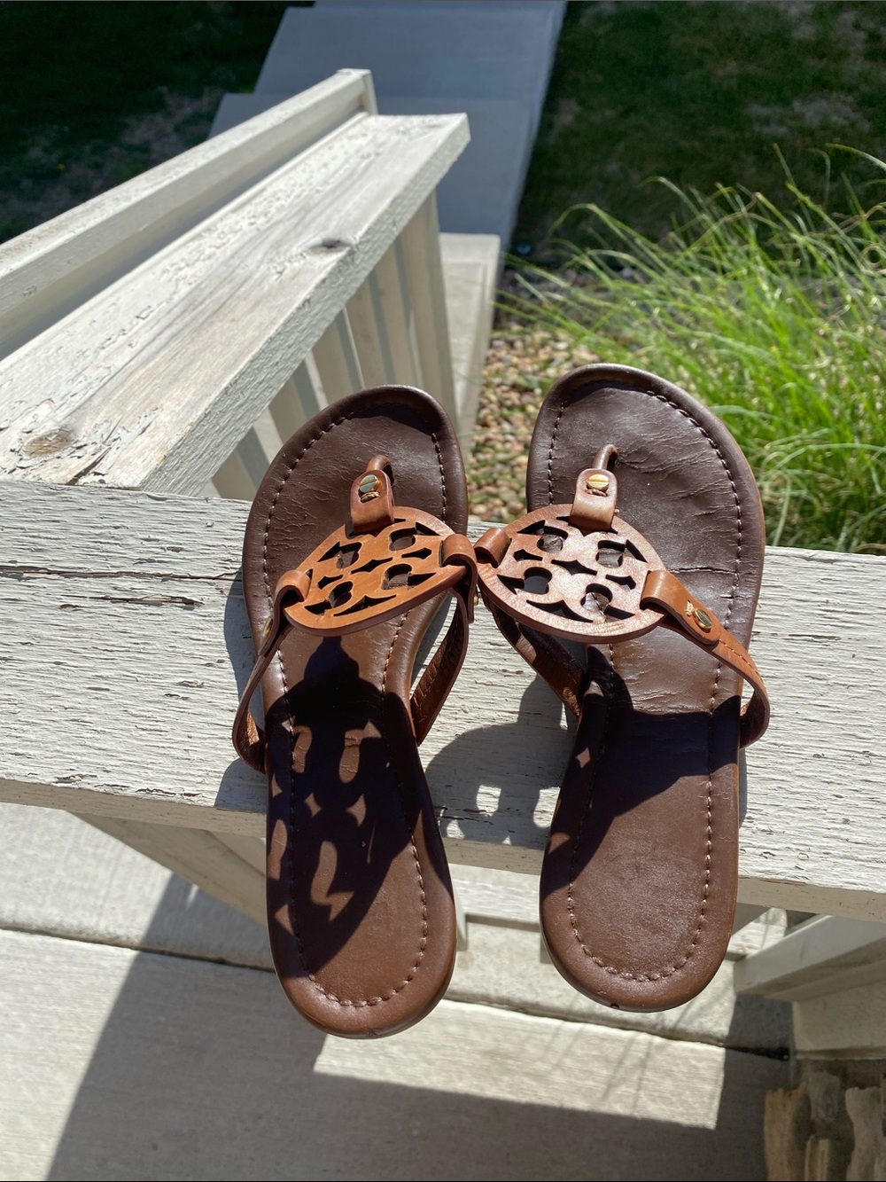 Tory Burch Brown Leather Logo Toe-Post Sandals - Picture 2 of 8